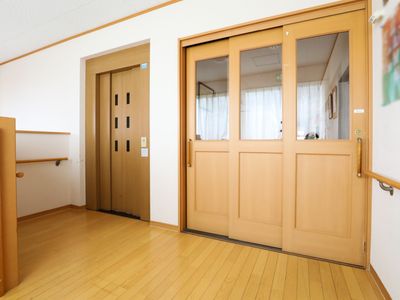木製の明るいエントランス