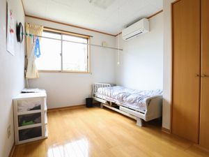 明るい個室の居室
