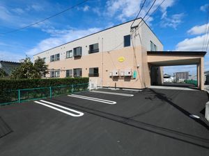 明るい日差しの屋外駐車場