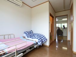 居室のベッドと開いた扉