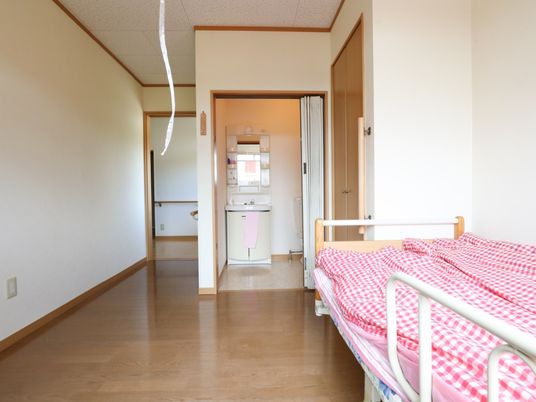 居室のベッドと入口