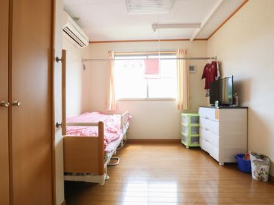 居室の明るい一室