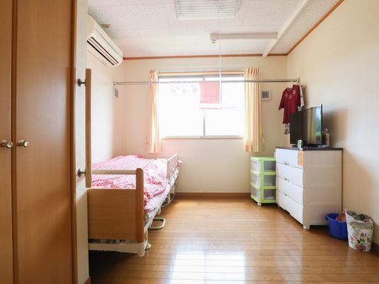居室の明るい一室
