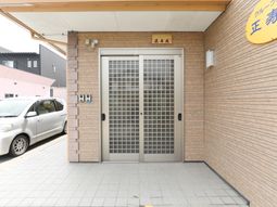 玄関扉の前の外観