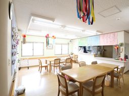 明るい食堂の様子