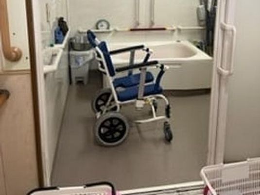 車椅子対応の浴室  