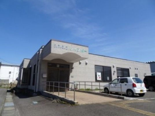 外観の施設入口  
