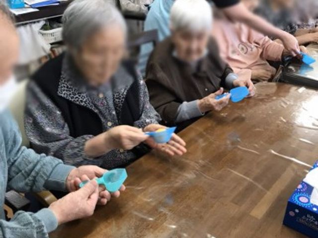 交流活動が行われるリビング リビング 活動的な雰囲気の中、入居者の方々が楽しく交流しています。自然と笑顔になる温かい空間です。