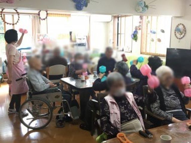 和やかな交流の場 リビング 自然光が差し込む中で、利用者の皆様がリラックスしながら交流を深めています。