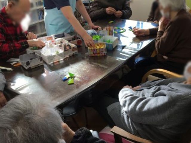 人々が集まる部屋 多目的室 自然光が差し込む部屋で、みんなと一緒にアクティビティを楽しめます。和やかな雰囲気が魅力です。