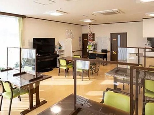 広い食堂の室内  