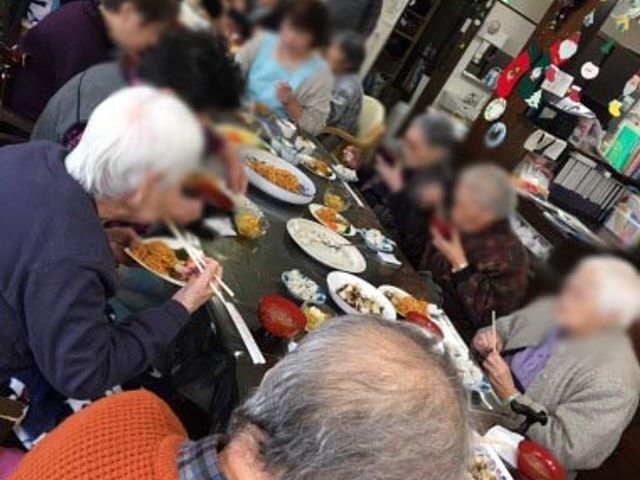 にぎやかなダイニングルーム ダイニングルーム 明るい空間で楽しめる食事のひととき。会話と笑顔があふれる共有スペースです。