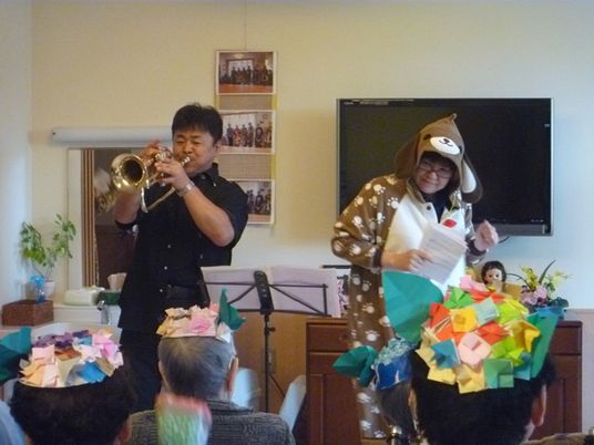 演奏会を楽しむ居室