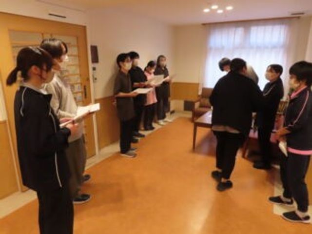 人が集まる広い廊下  