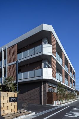 モダンなデザインの建物外観
