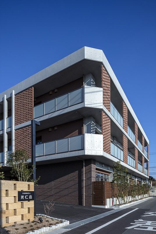 モダンなデザインの建物外観