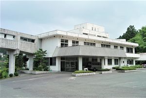 白い建物の外観
