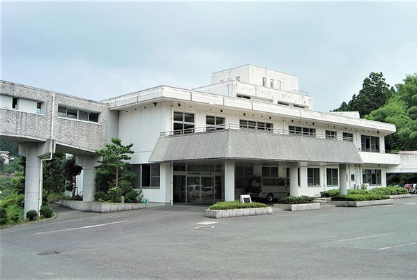 白い建物の外観