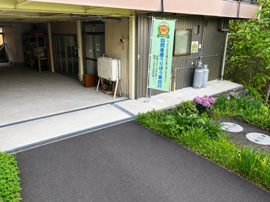 施設の玄関前  