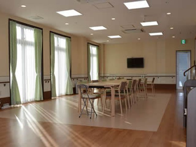 自然光が入る食堂 食堂 明るい自然光が差し込む食堂です。広々とした空間で、リラックスして過ごせます。