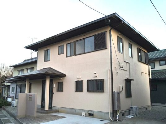 落ち着いた外観の建物外観  