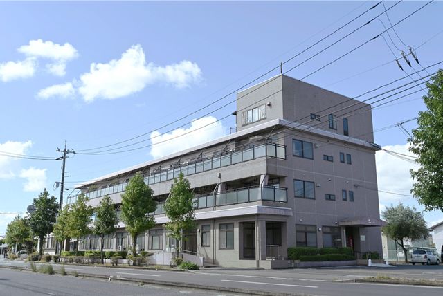 快適な居室の外観 居室 快適そうな空間の居室を備えた施設です。窓からの自然光が心地良さを演出しています。