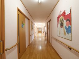 温もり感じる廊下装飾