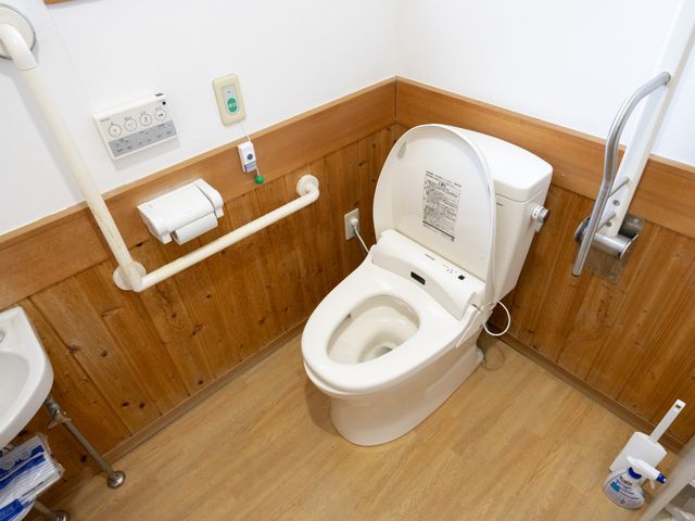 設備が整ったトイレ トイレ 手すりが備えられ、安全に配慮された清潔な空間です。快適に使えるよう考慮されています。