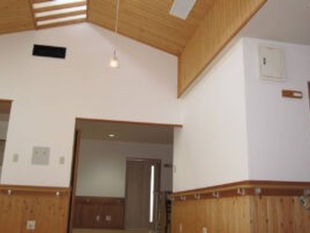 明るい空間のリビング 内観 ゆったりとした空間で、木のぬくもりを感じるリビングです。天井が高く開放感があり、落ち着いて過ごせる設計となっています。