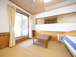 畳と窓付きの部屋