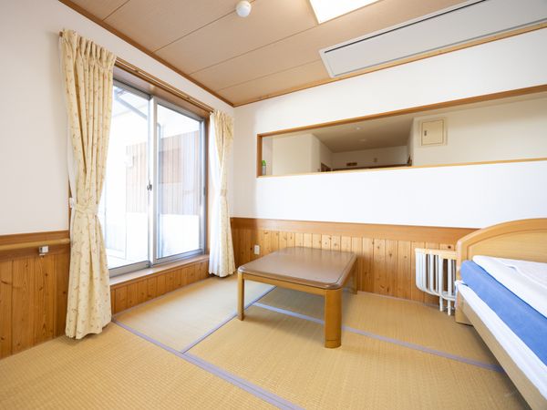 畳と窓付きの部屋