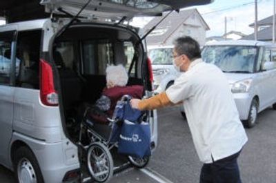 車椅子の乗降援助シーン