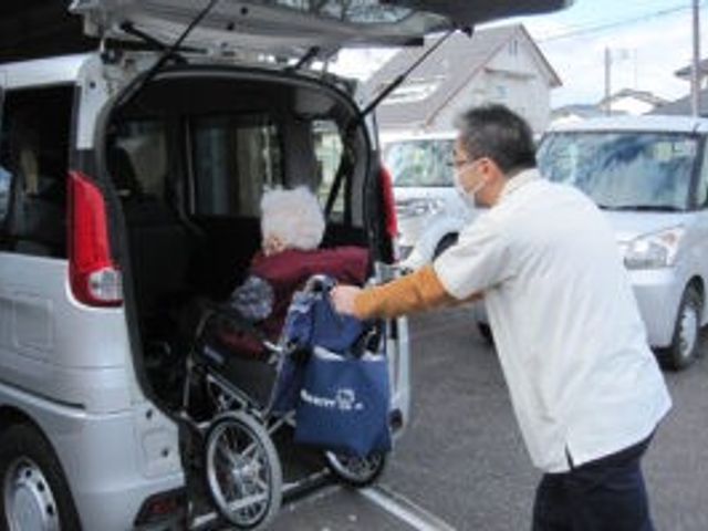 車椅子の乗降援助シーン 外観 スタッフによる心のこもった援助を受け、車椅子での移動も安心して行えます。