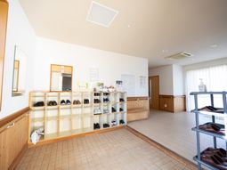 靴が並ぶ広いエントランス