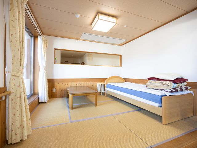 和室の居室 居室 畳の和室は温かみのある空間です。窓から自然光が差し込み、開放的な雰囲気になっています。