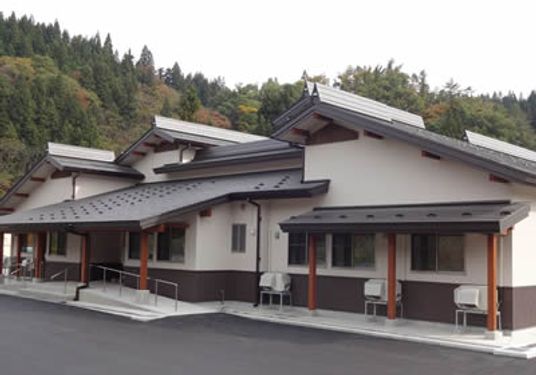 緑に囲まれた外観