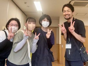 笑顔のスタッフ集合 廊下  