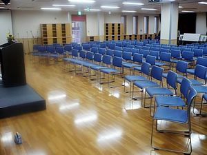 椅子が並ぶ多目的室  