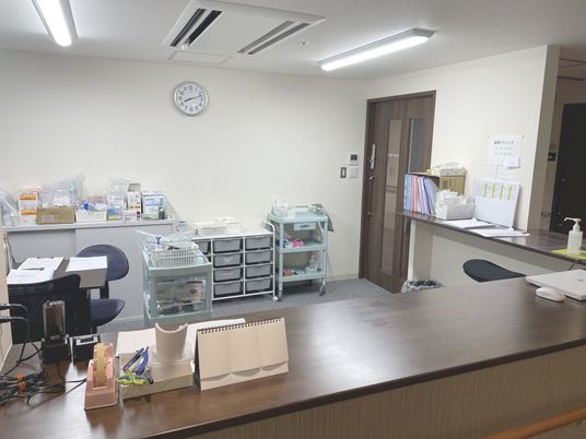 スタッフが働くカウンター