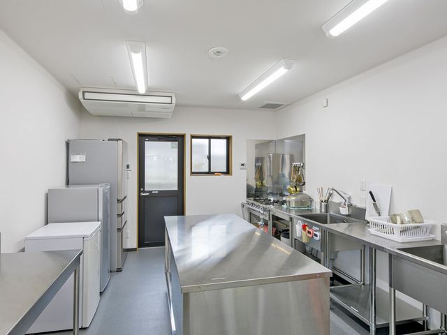 機能的なキッチン キッチン 設備が整った清潔感のある調理スペースです。最新の設備で快適に働けます。