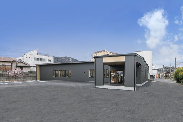 シンプルな建物の外観 外観 落ち着いた色合いの建物は、気軽に訪問できる雰囲気です。快適な就業環境が期待できます。
