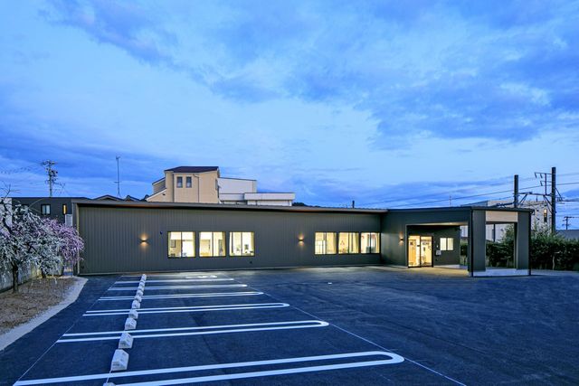 駐車場と建物の外観 外観 広々とした駐車スペースを備えた建物です。夜間でも明るく、安心して利用いただけます。