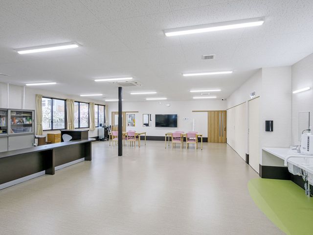 広々とした明るい空間 ラウンジ 広々とした共用スペースは、自然光が差し込み明るく、ゆったりとくつろげる環境です。