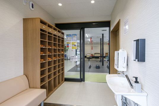 落ち着いた入口の廊下  