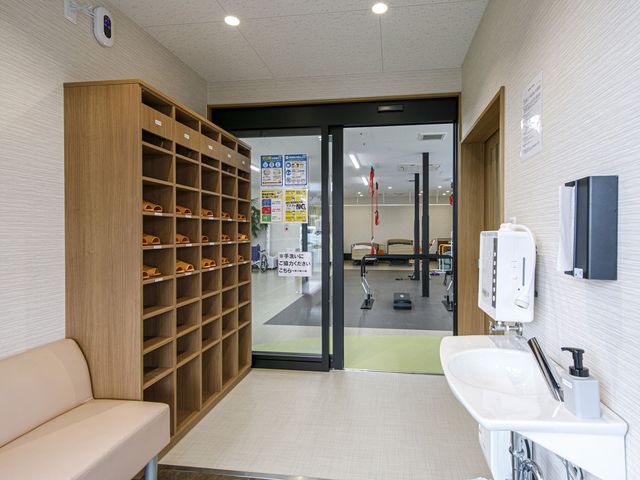 落ち着いた入口の廊下 廊下   自然光が差し込む広い廊下では、ゆったりとした準備スペースや洗面台が整っています。
