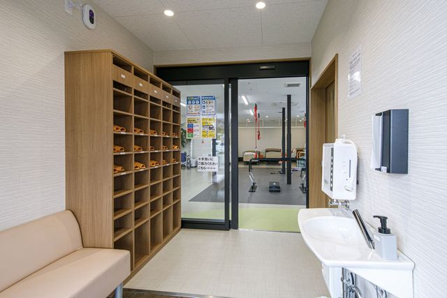 落ち着いた入口の廊下 廊下   自然光が差し込む広い廊下では、ゆったりとした準備スペースや洗面台が整っています。