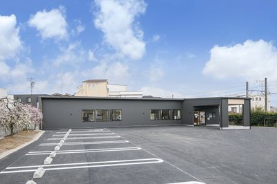 落ち着いた外観の建物