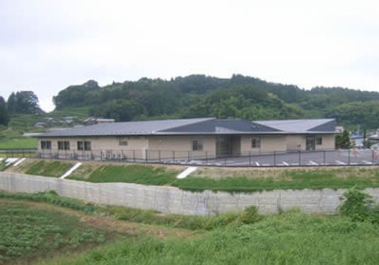 緑に囲まれた外観