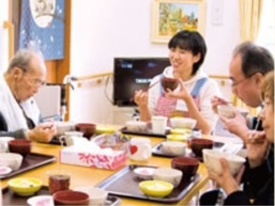 明るい笑顔の食事時