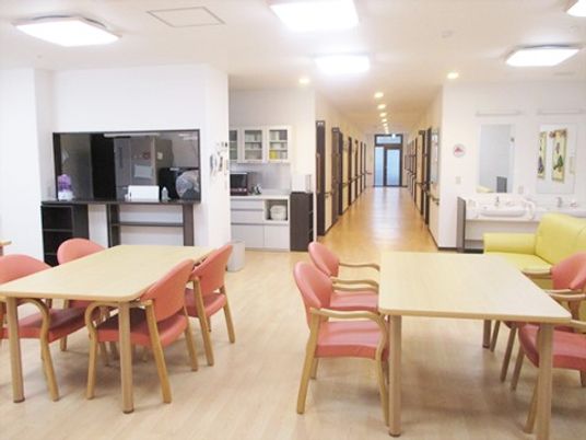 明るい広々とした食堂